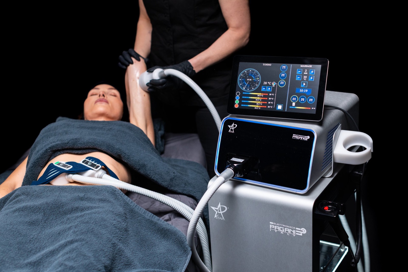 Terapeut behandler en kunde med Cryo T-Shock på en klinik