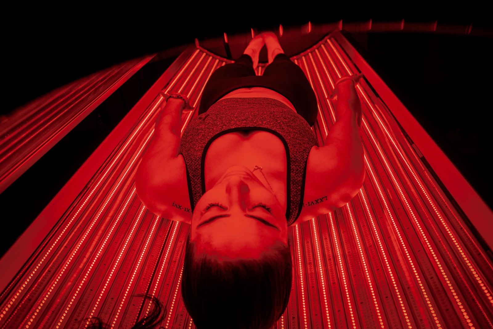 Kunde i en red light therapy-seng